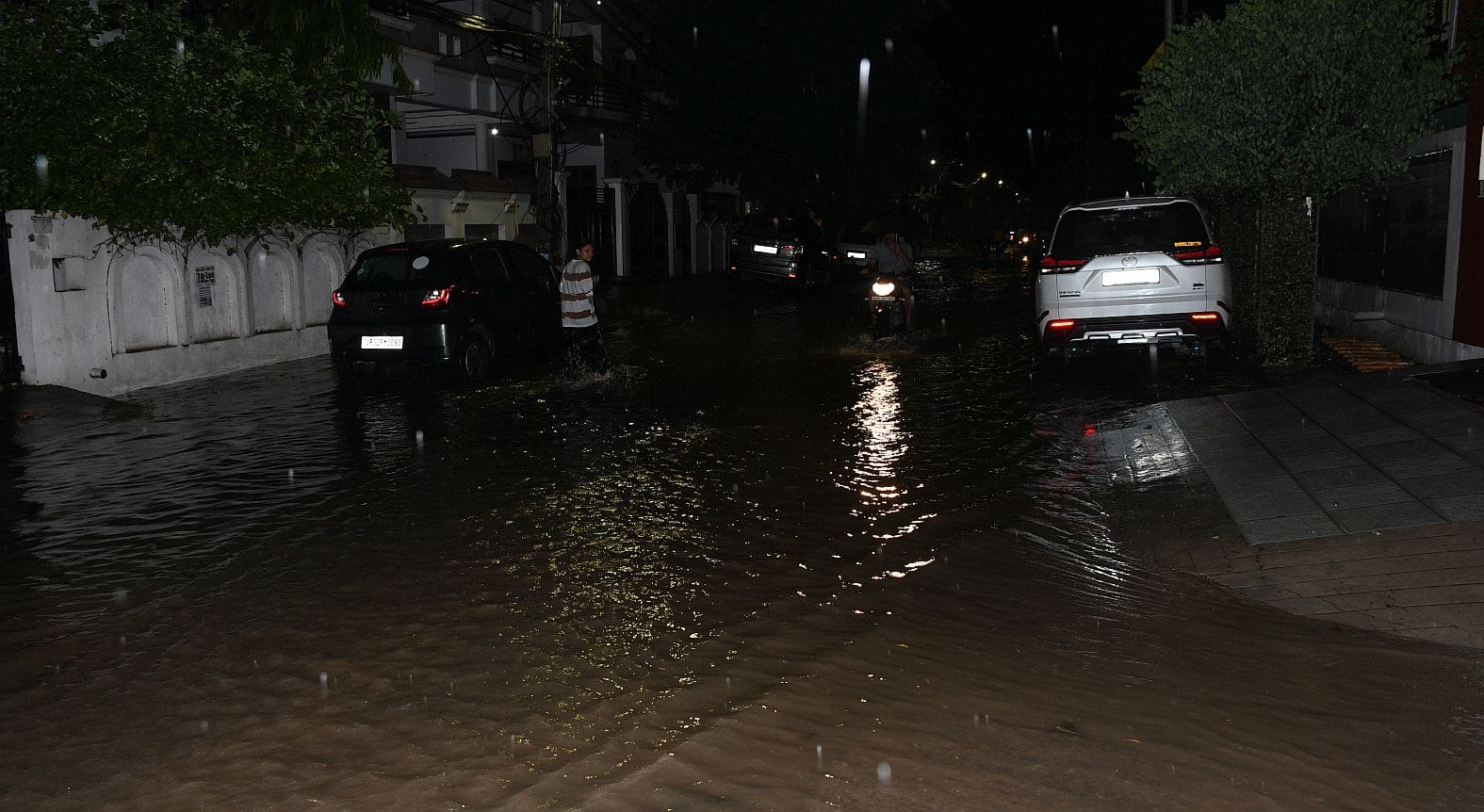 लखनऊ में हुई बारिश से कई जगह हुआ जलभराव