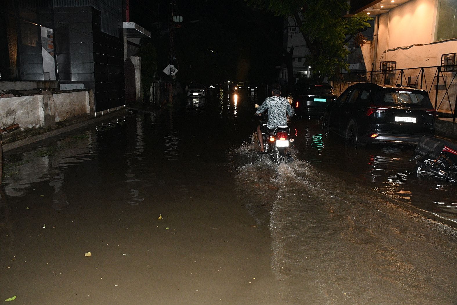 लखनऊ में हुई बारिश से कई जगह हुआ जलभराव