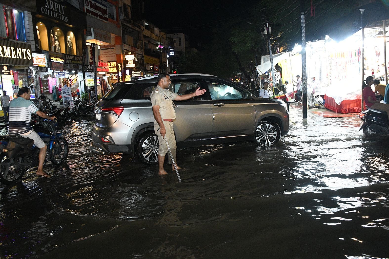 लखनऊ में हुई बारिश से कई जगह हुआ जलभराव