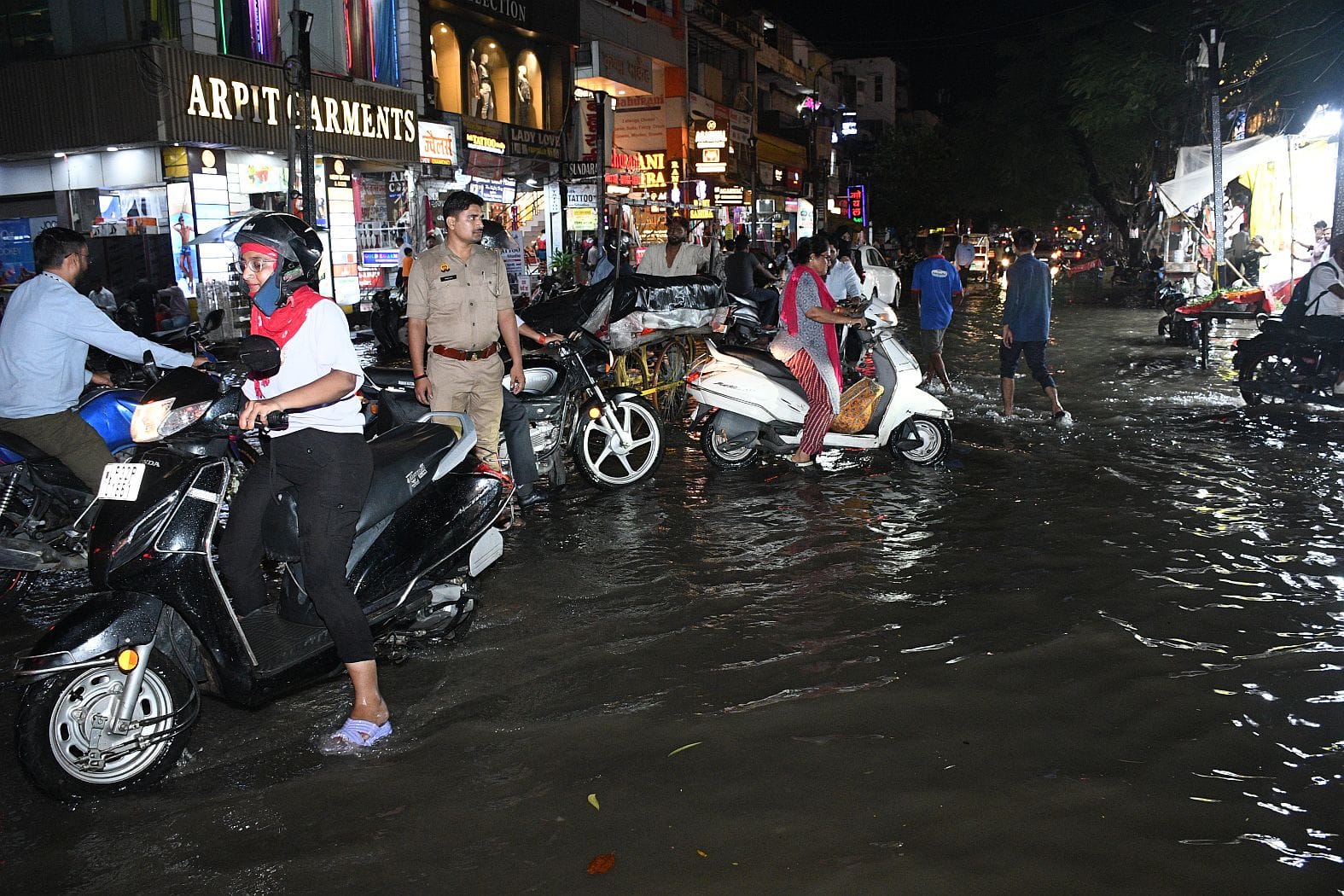लखनऊ में हुई बारिश से कई जगह हुआ जलभराव