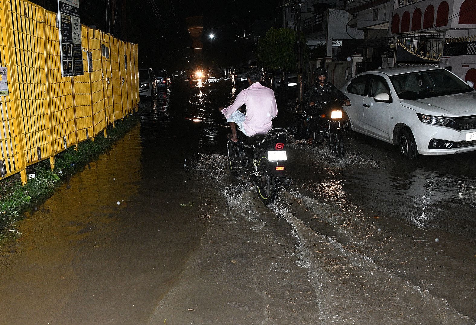 लखनऊ में हुई बारिश से कई जगह हुआ जलभराव