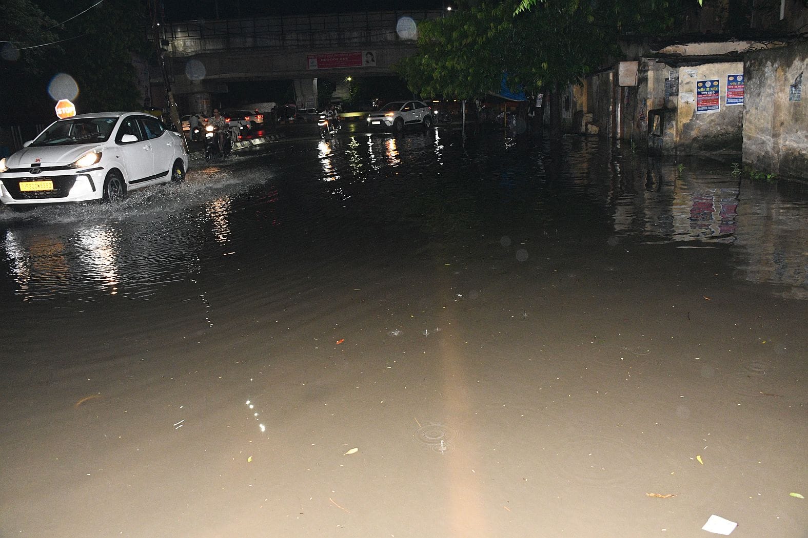 लखनऊ में हुई बारिश से कई जगह हुआ जलभराव