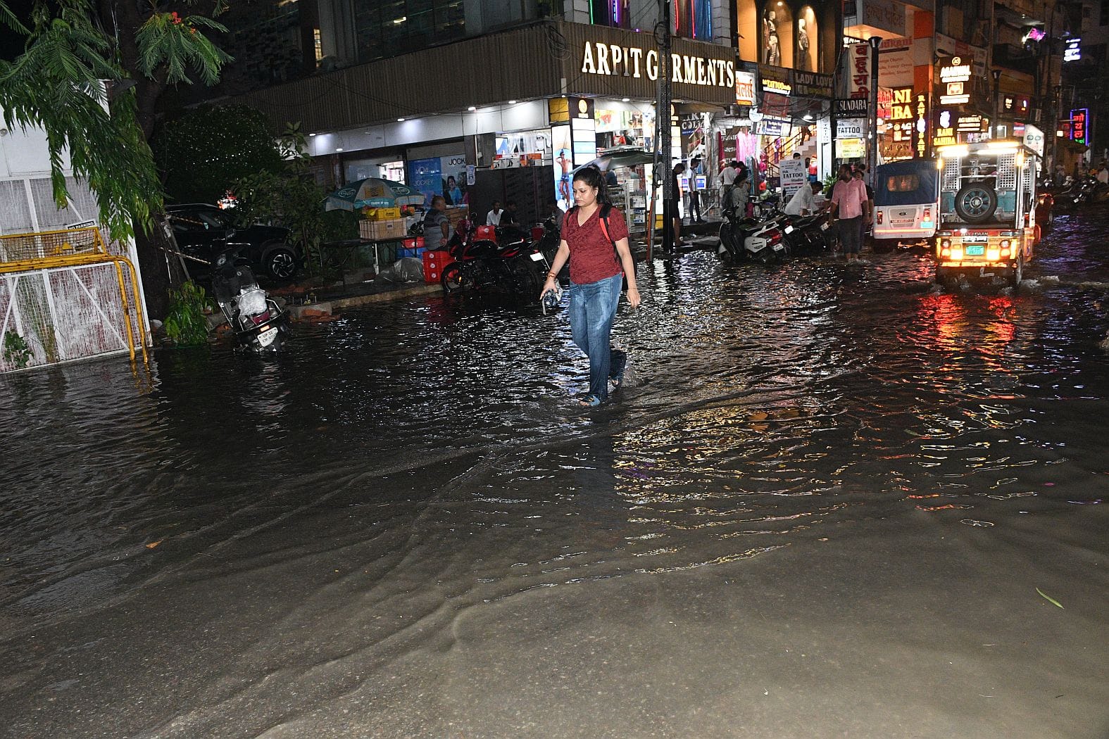 लखनऊ में हुई बारिश से कई जगह हुआ जलभराव