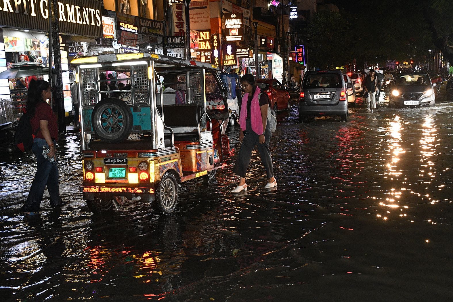 लखनऊ में हुई बारिश से कई जगह हुआ जलभराव