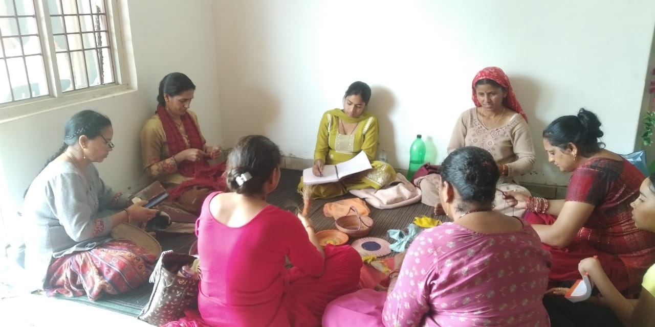 लदवाड़ा की मनीषा के ग्रुप में तैयार की राखियां। जागरूक पाठक
