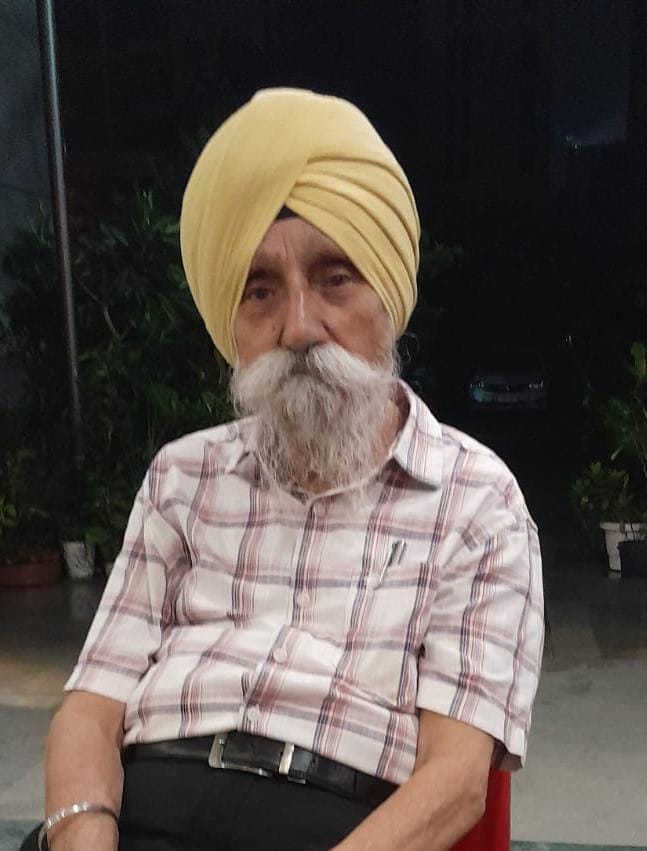 नोएडा जेपी कॉसमॉस सोसायटी में गिर रहा प्लास्टर। नोएडा जेपी कॉसमॉस सोसायटी में गिर रहा प्लास्टर।