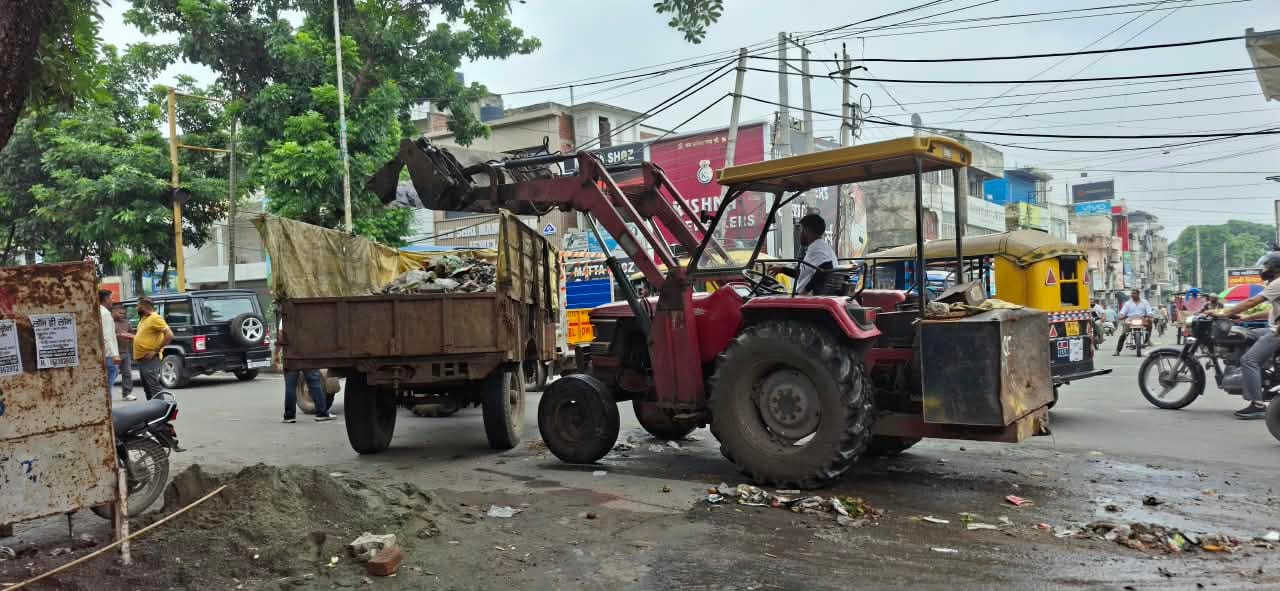 पुलिस हिरासत से लौटने के बाद नगर निगम कार्यालय में धरने पर बैठे कर्मचारी। संवाद पुलिस हिरासत से लौटने के बाद नगर निगम कार्यालय में धरने पर बैठे कर्मचारी। संवाद