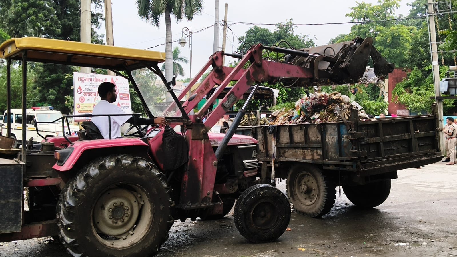पुलिस हिरासत से लौटने के बाद नगर निगम कार्यालय में धरने पर बैठे कर्मचारी। संवाद पुलिस हिरासत से लौटने के बाद नगर निगम कार्यालय में धरने पर बैठे कर्मचारी। संवाद