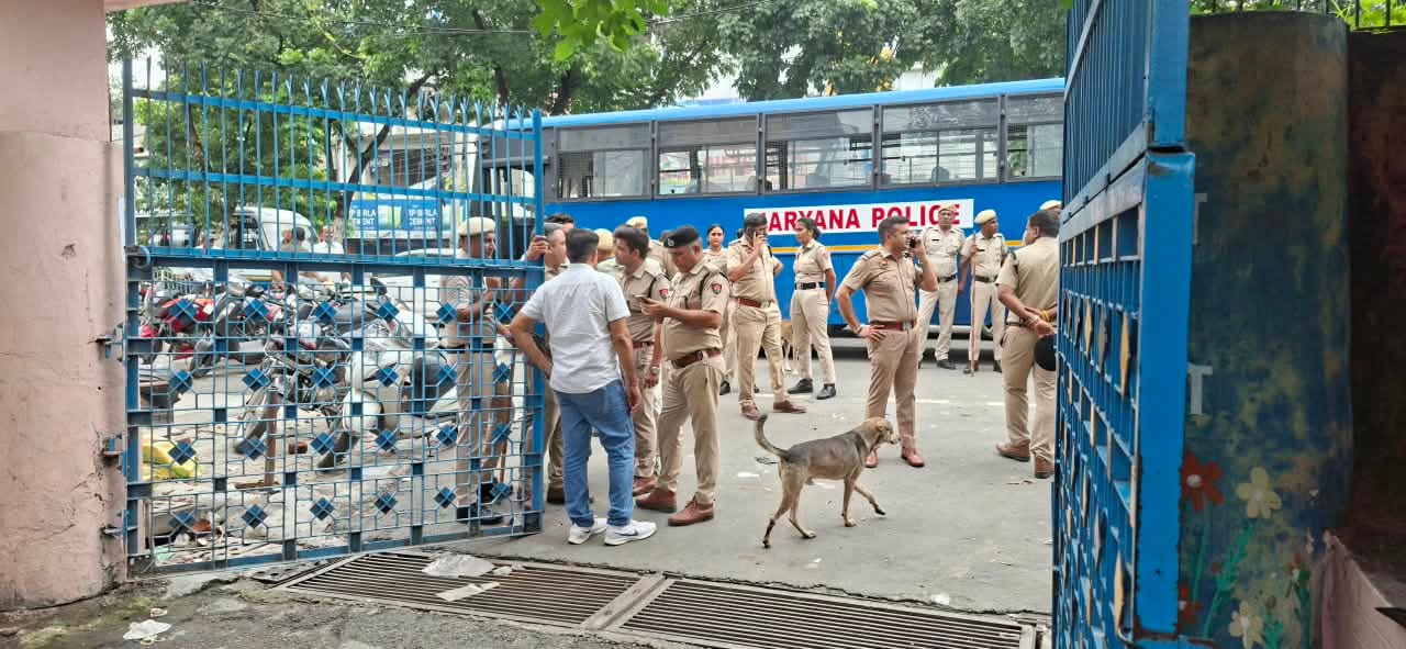 पुलिस हिरासत से लौटने के बाद नगर निगम कार्यालय में धरने पर बैठे कर्मचारी। संवाद पुलिस हिरासत से लौटने के बाद नगर निगम कार्यालय में धरने पर बैठे कर्मचारी। संवाद