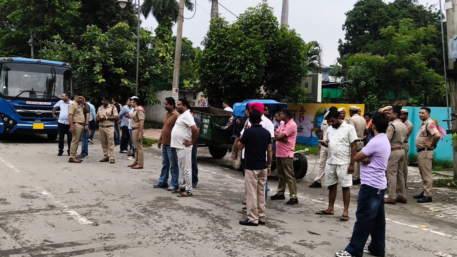 पुलिस हिरासत से लौटने के बाद नगर निगम कार्यालय में धरने पर बैठे कर्मचारी। संवाद पुलिस हिरासत से लौटने के बाद नगर निगम कार्यालय में धरने पर बैठे कर्मचारी। संवाद