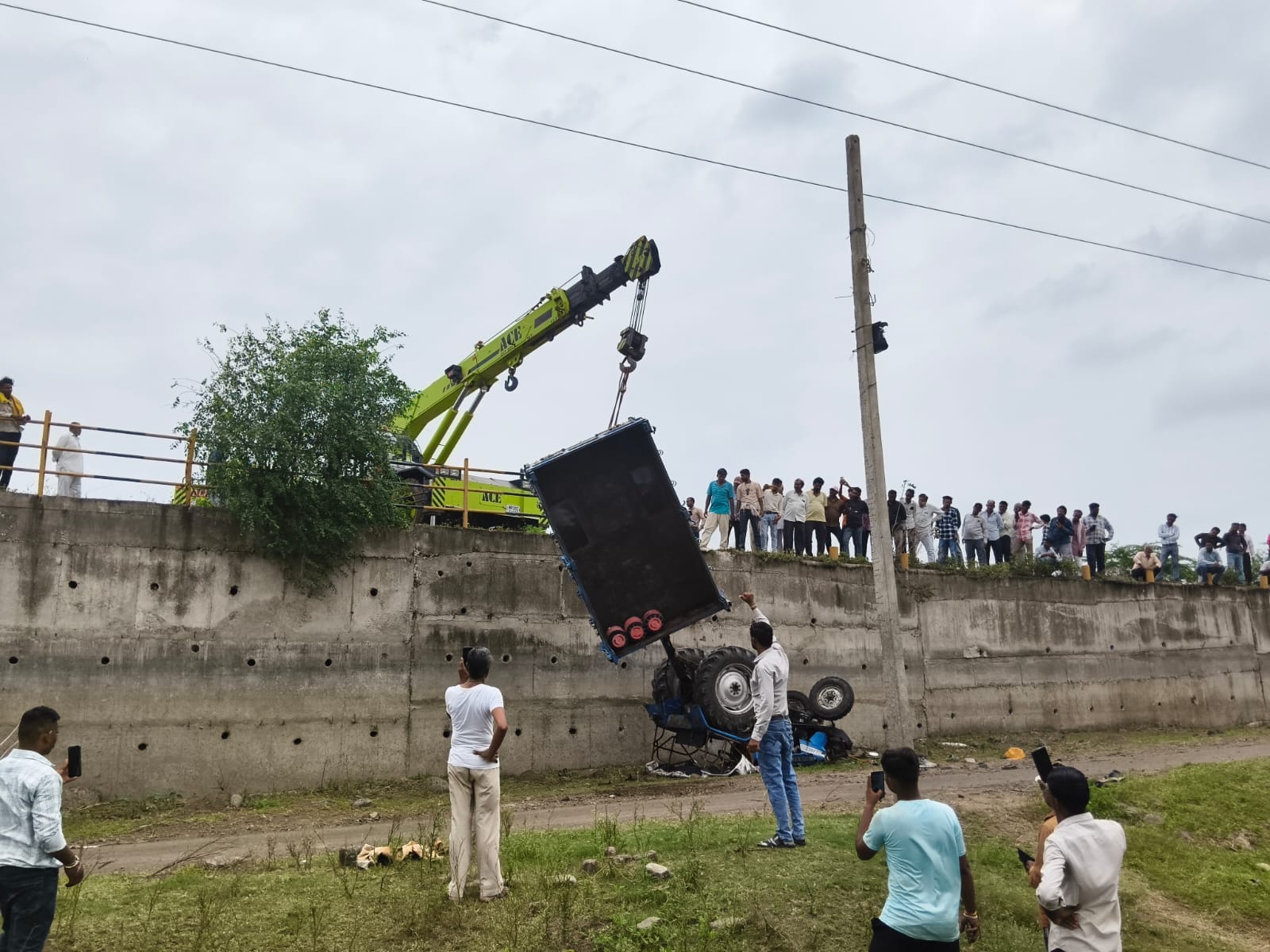 घायलों का उपचार जारी घायलों का उपचार जारी