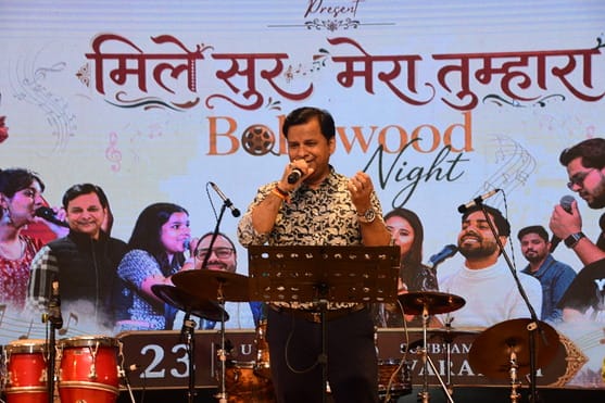 सनबीम वरुणा में हुए मिले सुर मेरा तुम्हारा कार्यक्रम में गीत गाते दीपक मधोक । अमर उजाला सनबीम वरुणा में हुए मिले सुर मेरा तुम्हारा कार्यक्रम में गीत गाते दीपक मधोक । अमर उजाला