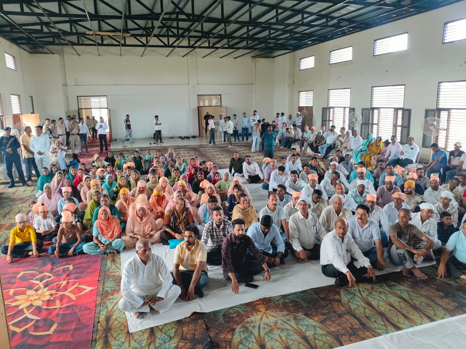 सिर पर कलश रख कर पहुंचे कैबिनेट मंत्री कृष्ण कुमार पंवार। प्रवक्ता सिर पर कलश रख कर पहुंचे कैबिनेट मंत्री कृष्ण कुमार पंवार। प्रवक्ता