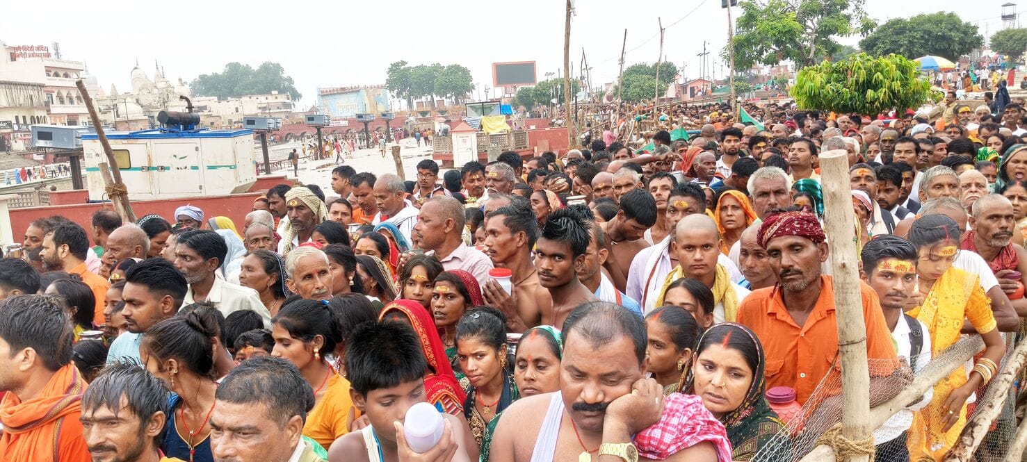 सरयू में स्नान के बाद राम की पैड़ी पर बैरियर पर श्रद्धालुओं की लंबी कतार रही। सरयू में स्नान के बाद राम की पैड़ी पर बैरियर पर श्रद्धालुओं की लंबी कतार रही।
