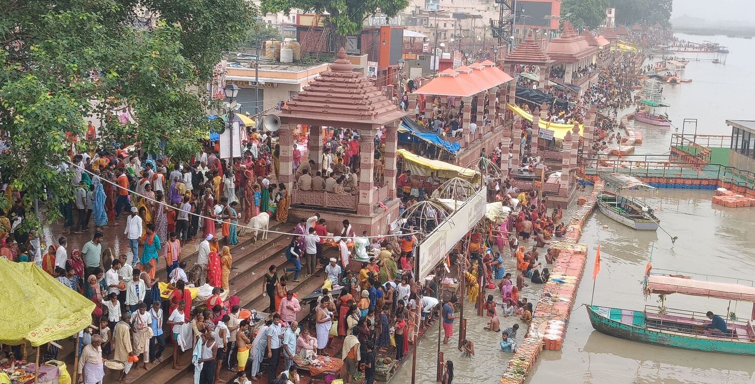 सरयू में स्नान के बाद राम की पैड़ी पर बैरियर पर श्रद्धालुओं की लंबी कतार रही। सरयू में स्नान के बाद राम की पैड़ी पर बैरियर पर श्रद्धालुओं की लंबी कतार रही।