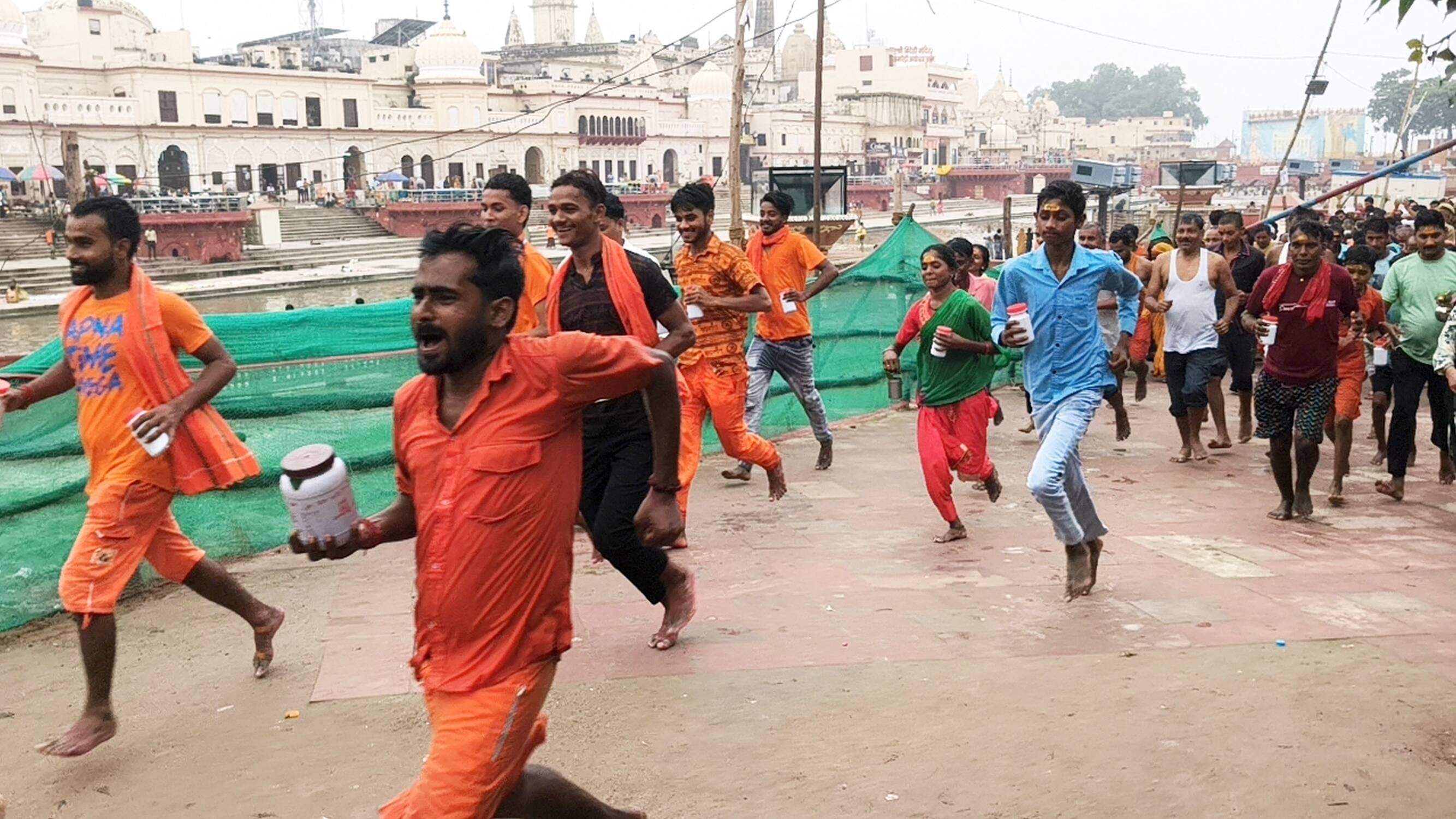 सरयू में स्नान के बाद राम की पैड़ी पर बैरियर पर श्रद्धालुओं की लंबी कतार रही। सरयू में स्नान के बाद राम की पैड़ी पर बैरियर पर श्रद्धालुओं की लंबी कतार रही।
