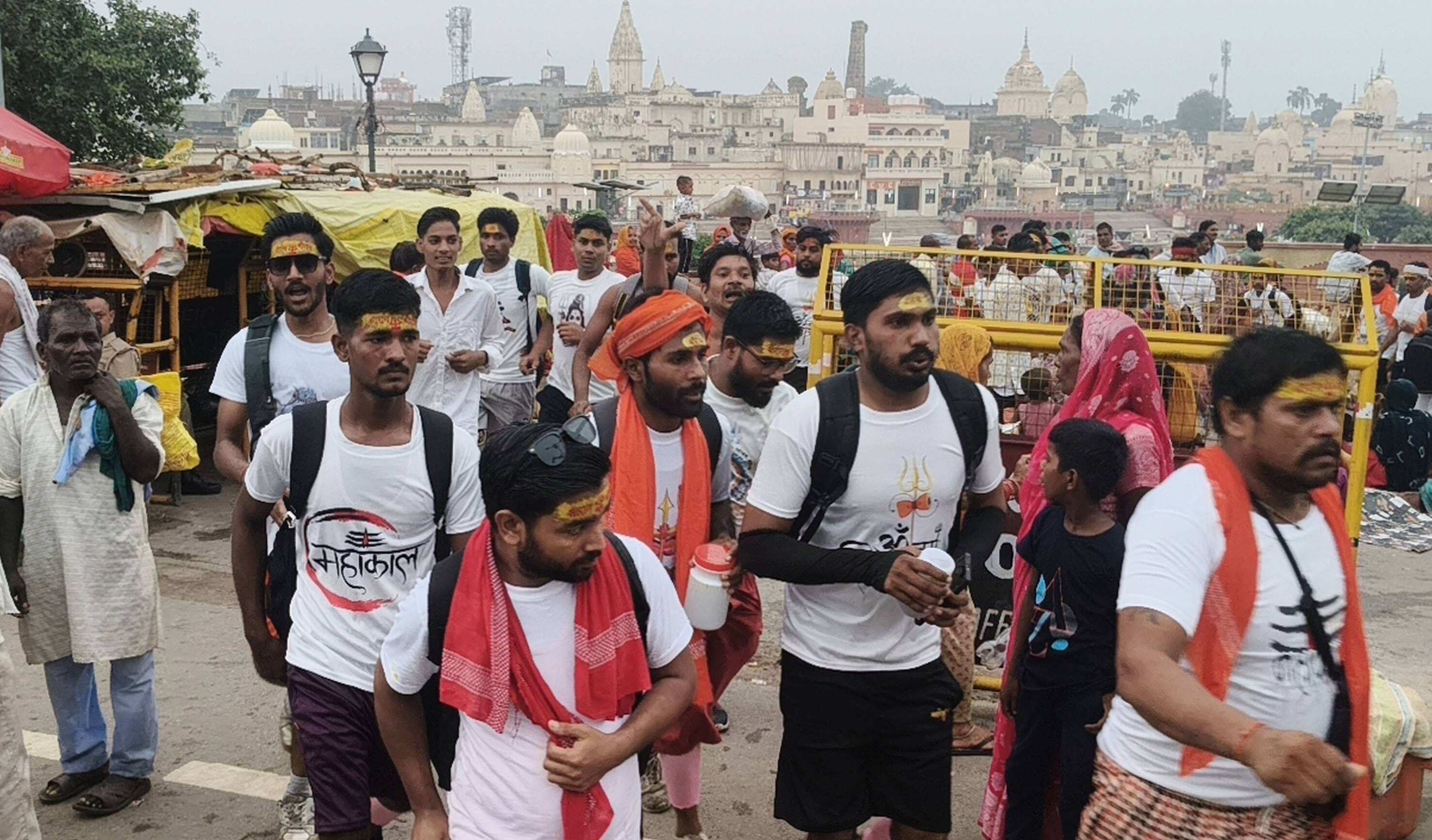 सरयू में स्नान के बाद राम की पैड़ी पर बैरियर पर श्रद्धालुओं की लंबी कतार रही। सरयू में स्नान के बाद राम की पैड़ी पर बैरियर पर श्रद्धालुओं की लंबी कतार रही।