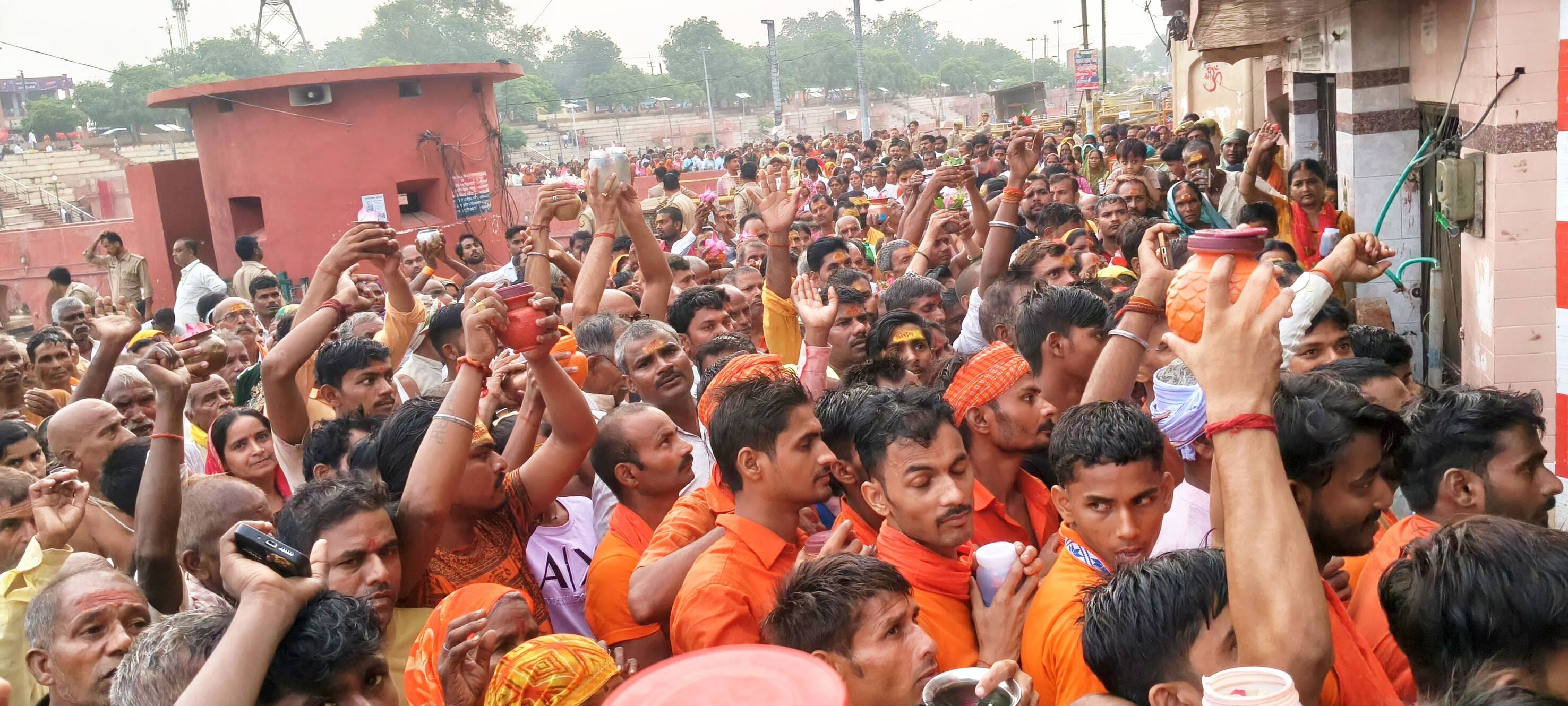 सरयू में स्नान के बाद राम की पैड़ी पर बैरियर पर श्रद्धालुओं की लंबी कतार रही। सरयू में स्नान के बाद राम की पैड़ी पर बैरियर पर श्रद्धालुओं की लंबी कतार रही।