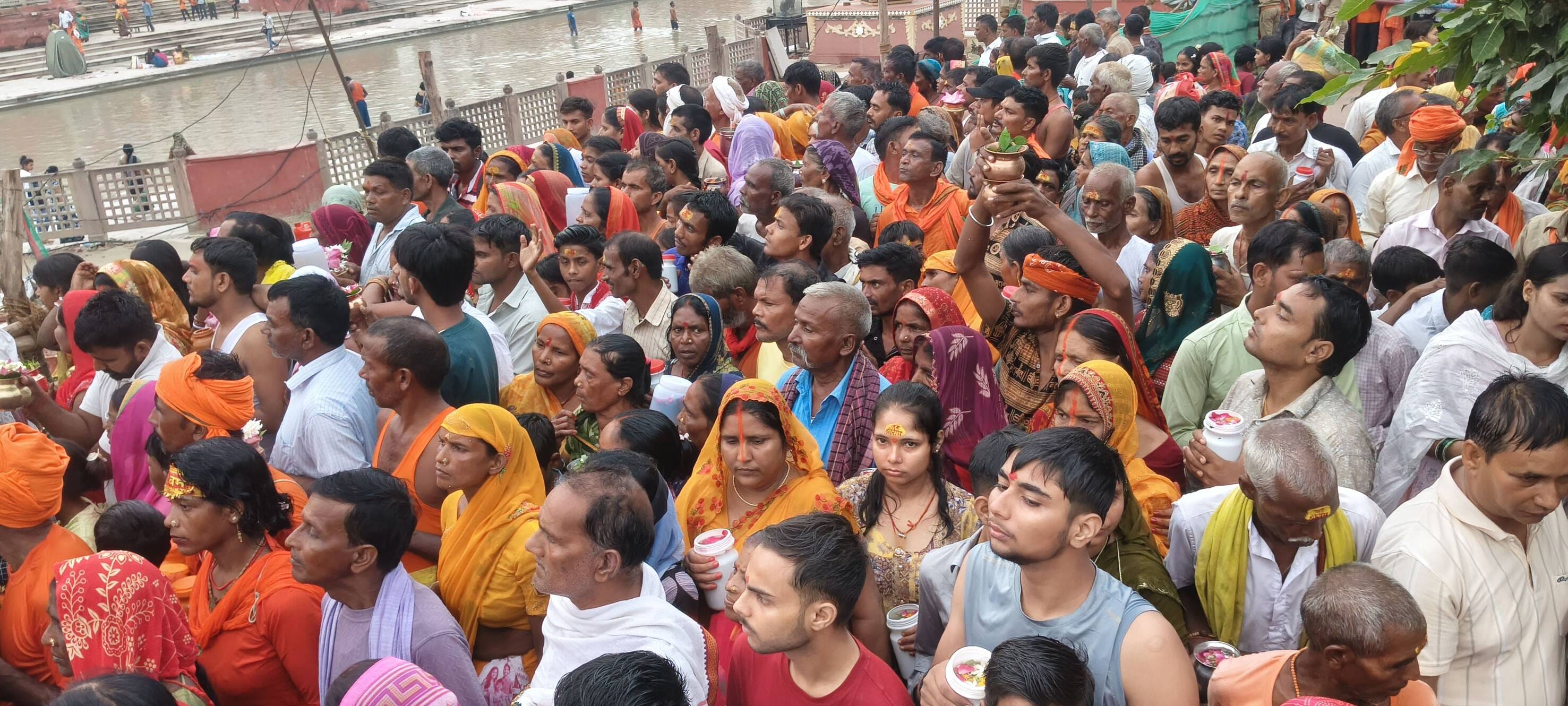 सरयू में स्नान के बाद राम की पैड़ी पर बैरियर पर श्रद्धालुओं की लंबी कतार रही। सरयू में स्नान के बाद राम की पैड़ी पर बैरियर पर श्रद्धालुओं की लंबी कतार रही।