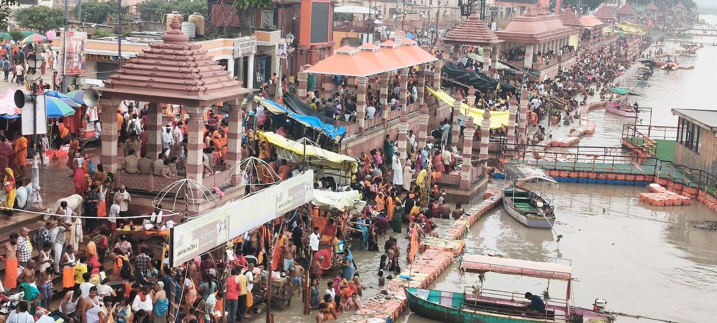 सरयू में स्नान के बाद राम की पैड़ी पर बैरियर पर श्रद्धालुओं की लंबी कतार रही। सरयू में स्नान के बाद राम की पैड़ी पर बैरियर पर श्रद्धालुओं की लंबी कतार रही।