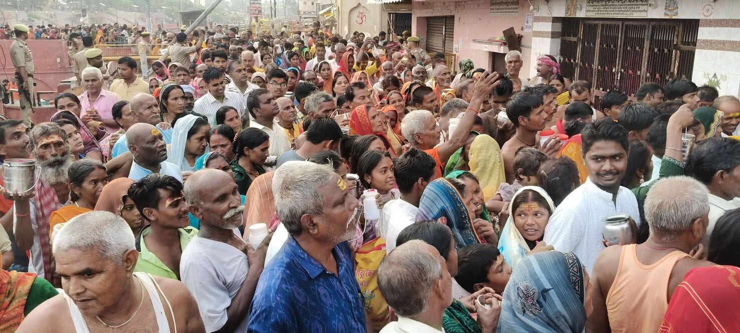 सरयू में स्नान के बाद राम की पैड़ी पर बैरियर पर श्रद्धालुओं की लंबी कतार रही। सरयू में स्नान के बाद राम की पैड़ी पर बैरियर पर श्रद्धालुओं की लंबी कतार रही।