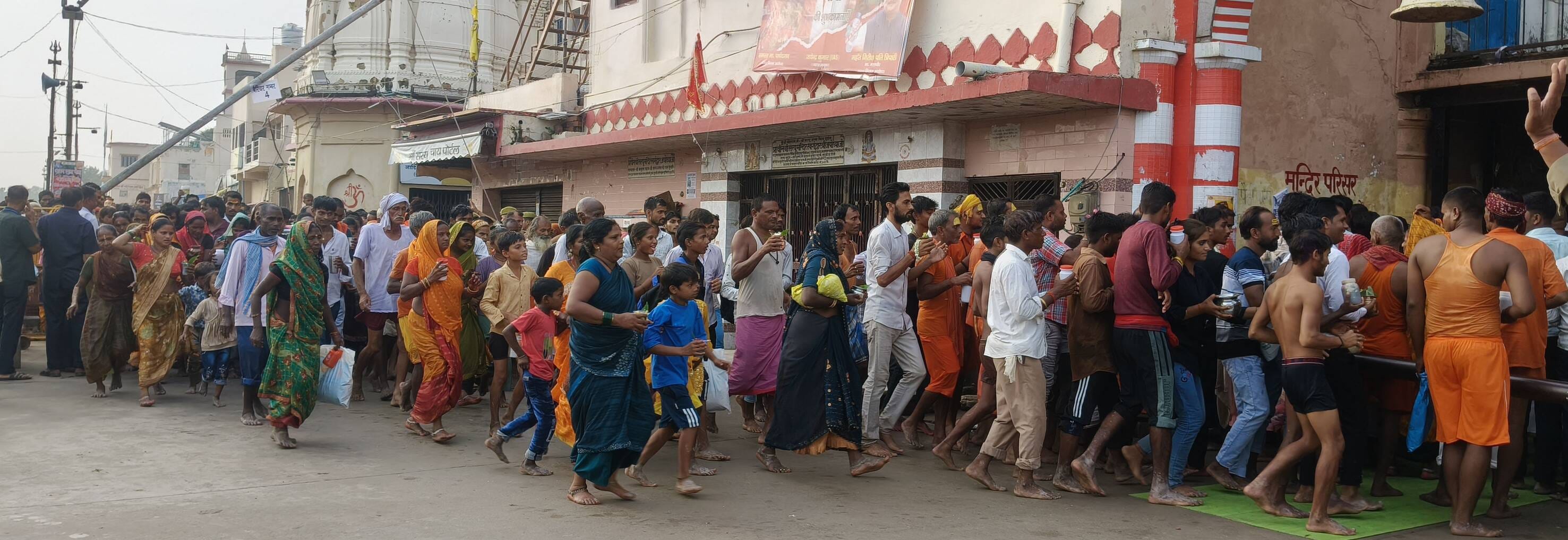 सरयू में स्नान के बाद राम की पैड़ी पर बैरियर पर श्रद्धालुओं की लंबी कतार रही। सरयू में स्नान के बाद राम की पैड़ी पर बैरियर पर श्रद्धालुओं की लंबी कतार रही।