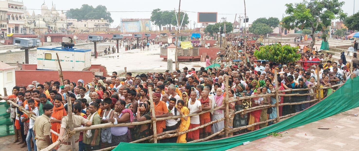 सरयू में स्नान के बाद राम की पैड़ी पर बैरियर पर श्रद्धालुओं की लंबी कतार रही। सरयू में स्नान के बाद राम की पैड़ी पर बैरियर पर श्रद्धालुओं की लंबी कतार रही।