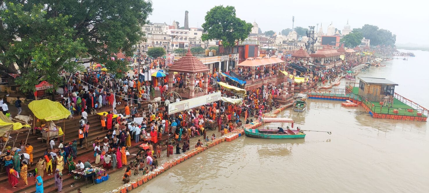 सरयू में स्नान के बाद राम की पैड़ी पर बैरियर पर श्रद्धालुओं की लंबी कतार रही। सरयू में स्नान के बाद राम की पैड़ी पर बैरियर पर श्रद्धालुओं की लंबी कतार रही।