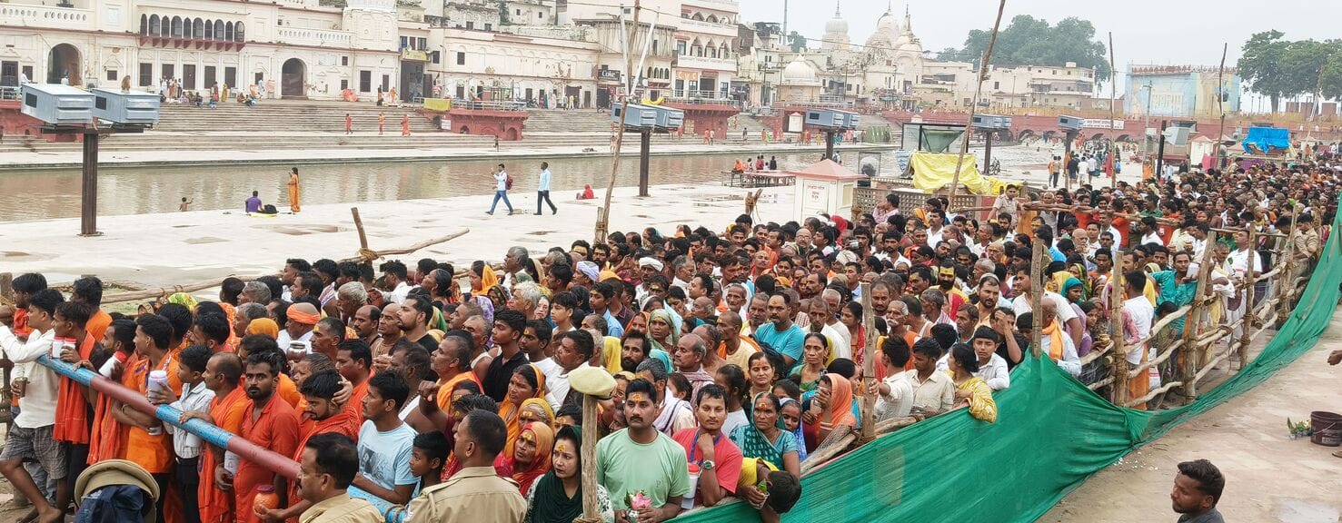 सरयू में स्नान के बाद राम की पैड़ी पर बैरियर पर श्रद्धालुओं की लंबी कतार रही। सरयू में स्नान के बाद राम की पैड़ी पर बैरियर पर श्रद्धालुओं की लंबी कतार रही।