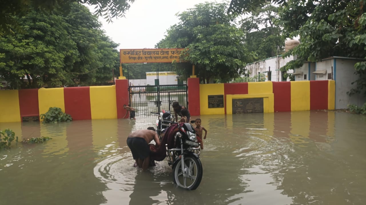 सरयू नदी के बाढ़ के पानी से घिरा चाँददीयर पंचायत का पलटू नगर का पुरवा।संवाद सरयू नदी के बाढ़ के पानी से घिरा चाँददीयर पंचायत का पलटू नगर का पुरवा।संवाद