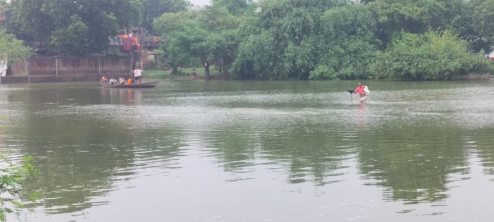 सरयू नदी के बाढ़ के पानी से घिरा चाँददीयर पंचायत का पलटू नगर का पुरवा।संवाद सरयू नदी के बाढ़ के पानी से घिरा चाँददीयर पंचायत का पलटू नगर का पुरवा।संवाद
