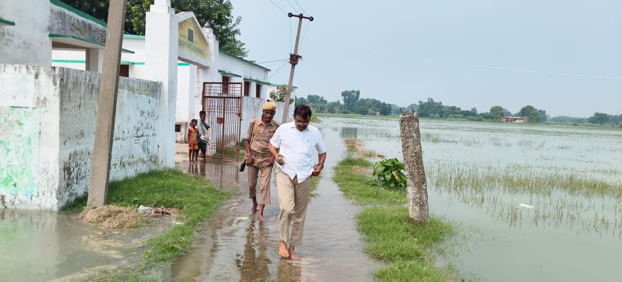 सरयू नदी के बाढ़ के पानी से घिरा चाँददीयर पंचायत का पलटू नगर का पुरवा।संवाद सरयू नदी के बाढ़ के पानी से घिरा चाँददीयर पंचायत का पलटू नगर का पुरवा।संवाद