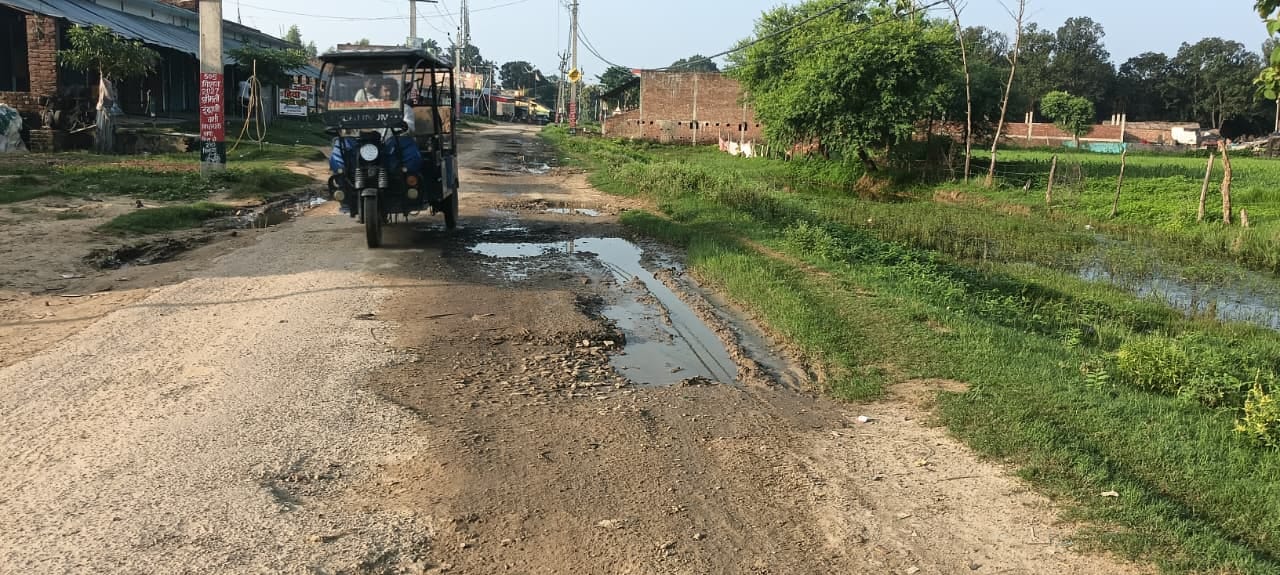 सड़क पर बने गड्ढे। सड़क पर बने गड्ढे।