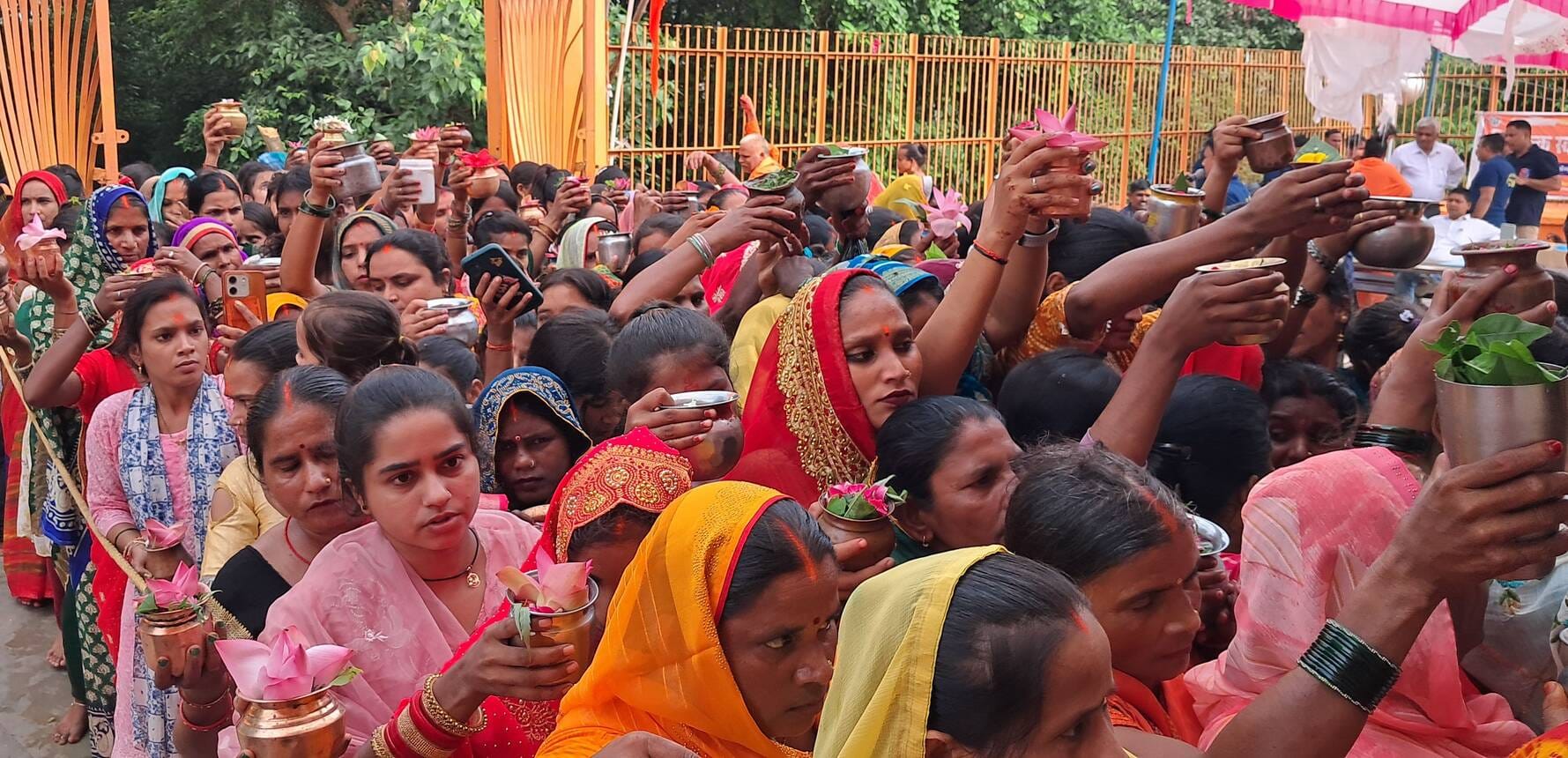 सावन के आखिरी सोमवार को शिव मंदिरों में जलाभिषेक करने उमड़े श्रद्धालु व नागेश्वर नाथ मंदिर म सावन के आखिरी सोमवार को शिव मंदिरों में जलाभिषेक करने उमड़े श्रद्धालु व नागेश्वर नाथ मंदिर म