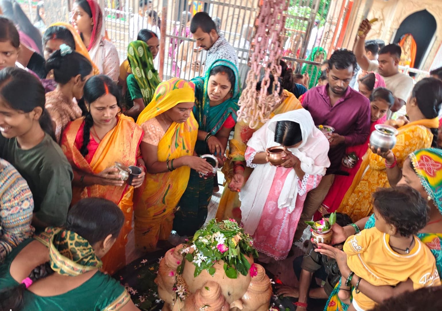 सावन के आखिरी सोमवार को शिव मंदिरों में जलाभिषेक करने उमड़े श्रद्धालु व नागेश्वर नाथ मंदिर म सावन के आखिरी सोमवार को शिव मंदिरों में जलाभिषेक करने उमड़े श्रद्धालु व नागेश्वर नाथ मंदिर म