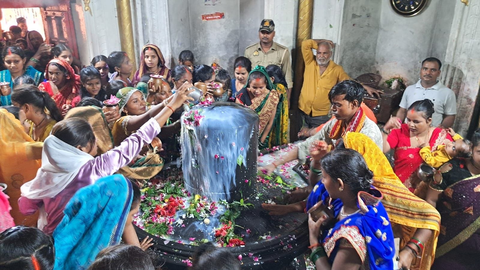 सावन के आखिरी सोमवार को शिव मंदिरों में जलाभिषेक करने उमड़े श्रद्धालु व नागेश्वर नाथ मंदिर म सावन के आखिरी सोमवार को शिव मंदिरों में जलाभिषेक करने उमड़े श्रद्धालु व नागेश्वर नाथ मंदिर म