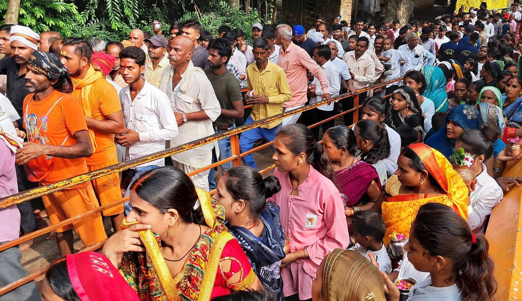 सावन के आखिरी सोमवार को शिव मंदिरों में जलाभिषेक करने उमड़े श्रद्धालु व नागेश्वर नाथ मंदिर म सावन के आखिरी सोमवार को शिव मंदिरों में जलाभिषेक करने उमड़े श्रद्धालु व नागेश्वर नाथ मंदिर म