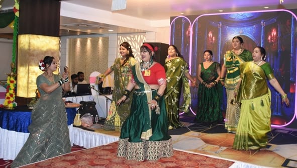 सावन के गीतों पर दी प्रस्तुतियां
