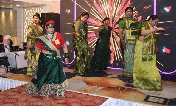 सावन के गीतों पर दी प्रस्तुतियां