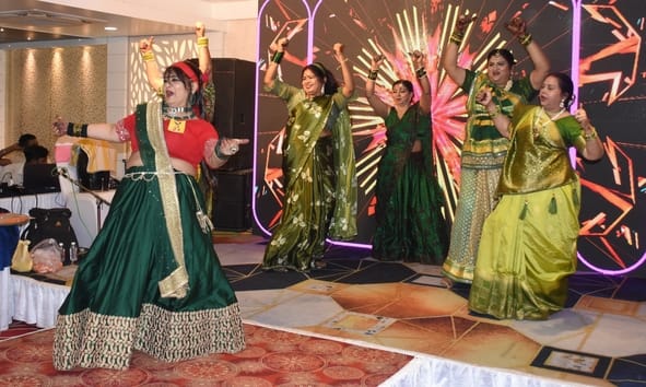सावन के गीतों पर दी प्रस्तुतियां