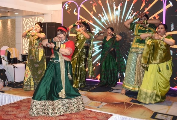 सावन के गीतों पर दी प्रस्तुतियां