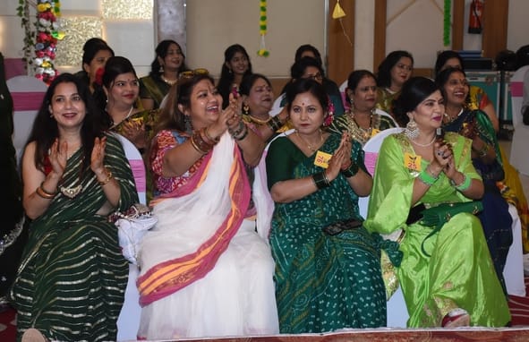 सावन के गीतों पर दी प्रस्तुतियां