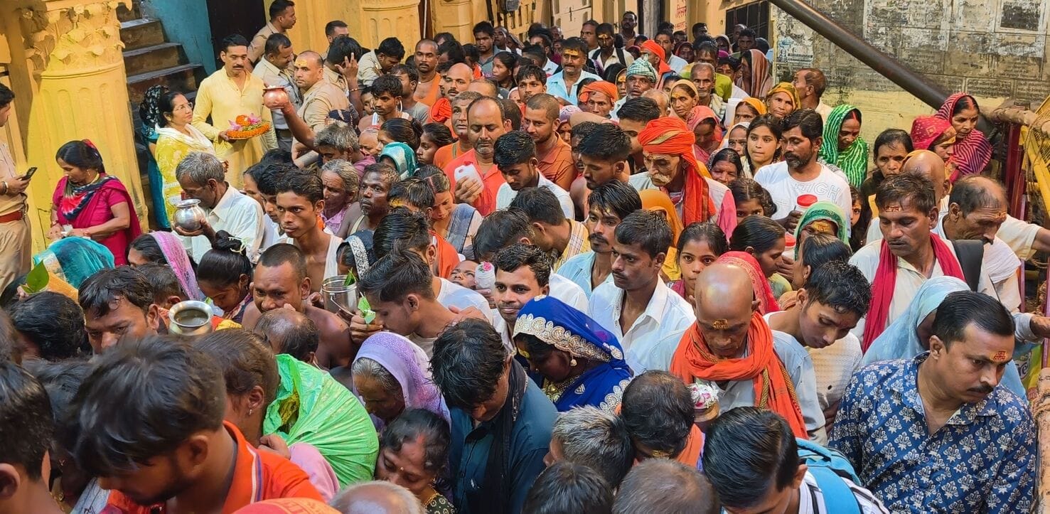 सावन के सोमवार को नागेश्वरनाथ मंदिर में जलाभिषेक को जाते श्रद्धालुगण।