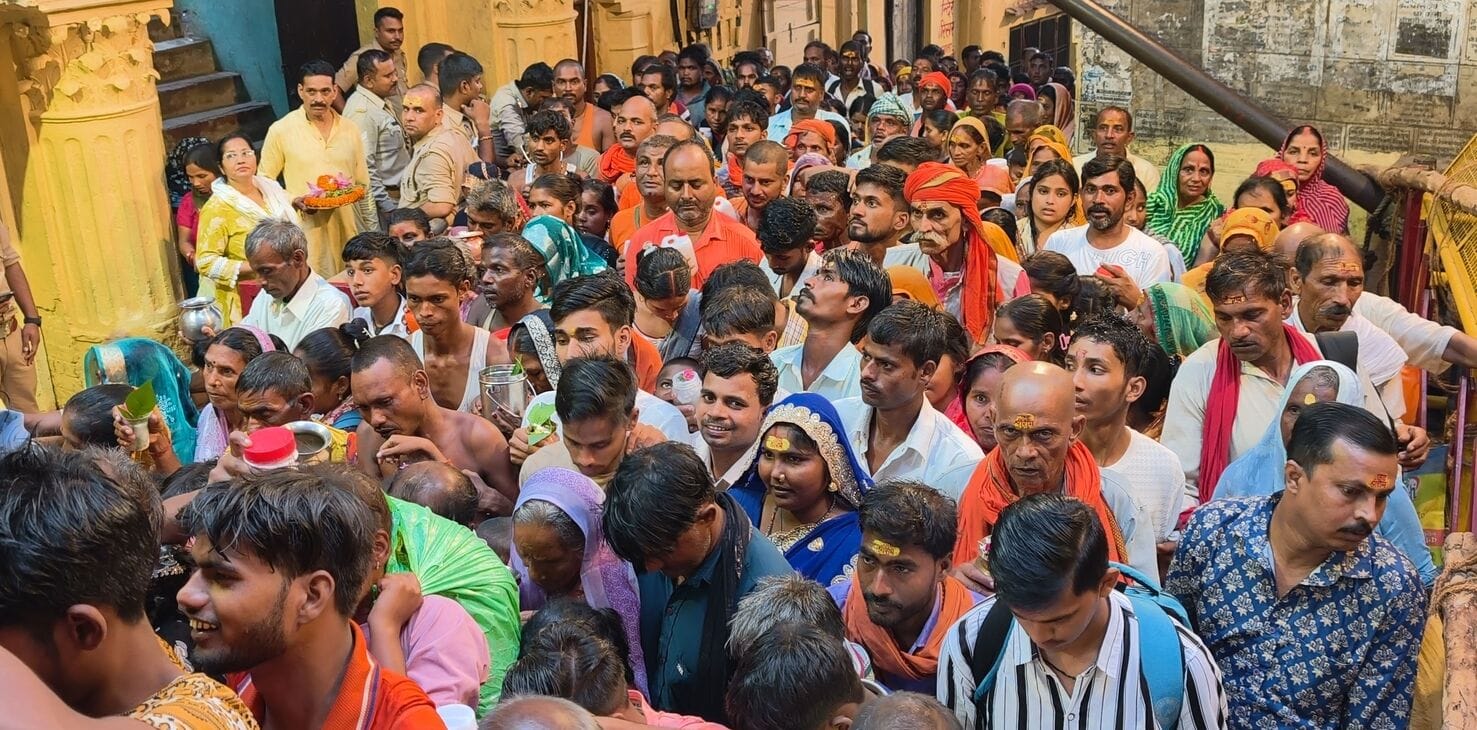 सावन के सोमवार को नागेश्वरनाथ मंदिर में जलाभिषेक को जाते श्रद्धालुगण।