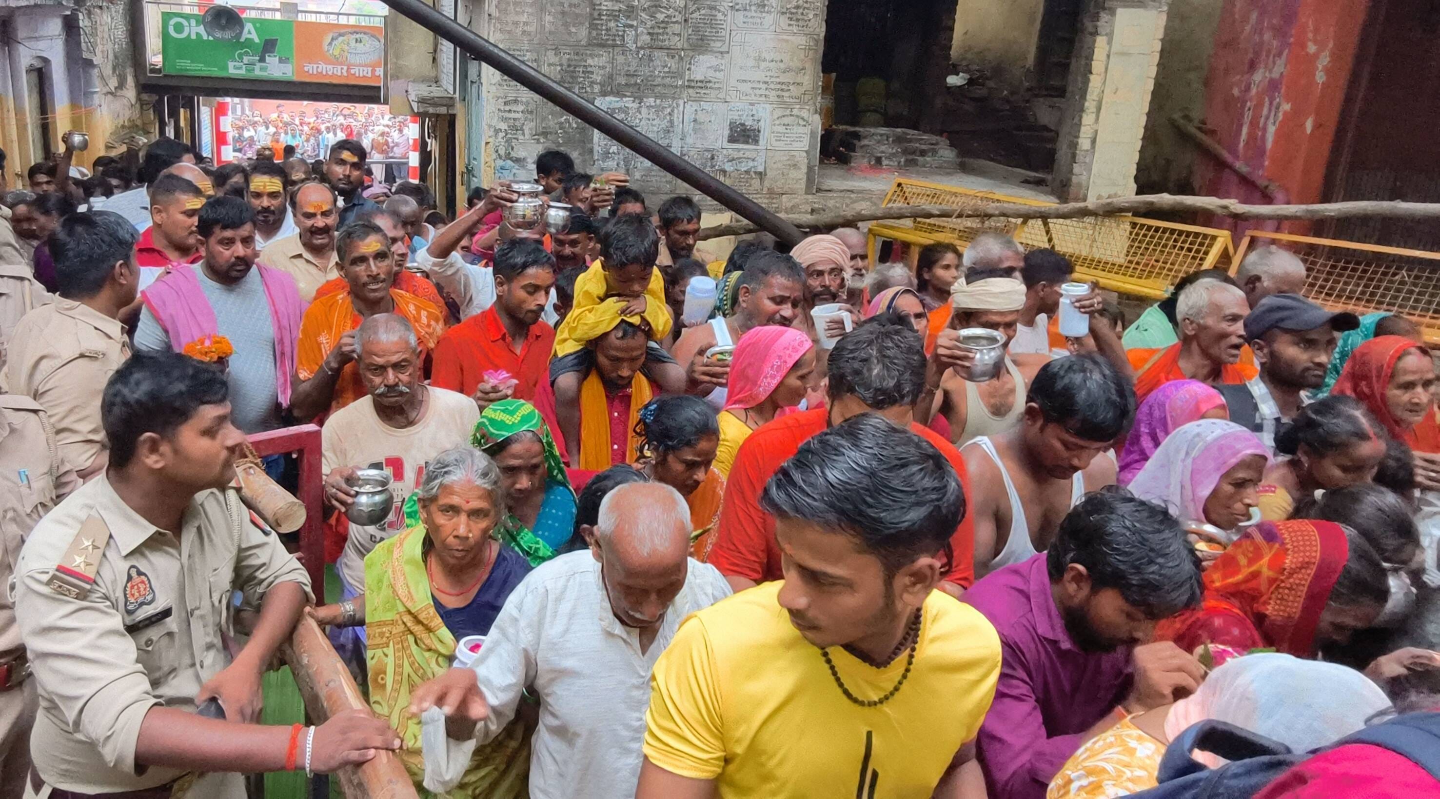 सावन के सोमवार को नागेश्वरनाथ मंदिर में जलाभिषेक को जाते श्रद्धालुगण।