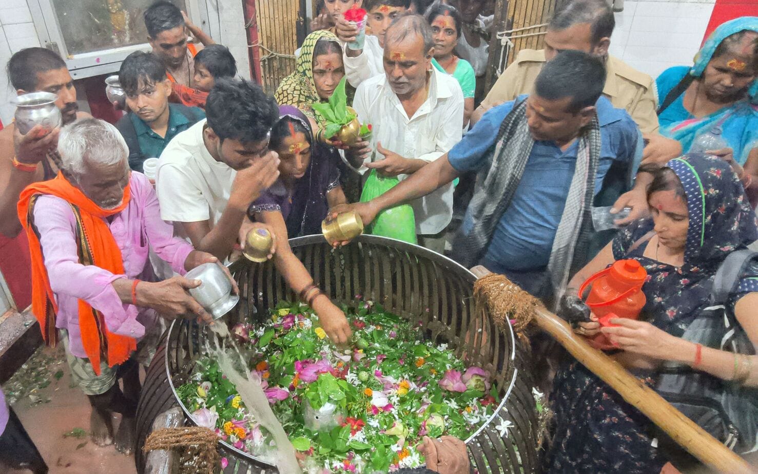 सावन के सोमवार को नागेश्वरनाथ मंदिर में जलाभिषेक को जाते श्रद्धालुगण।