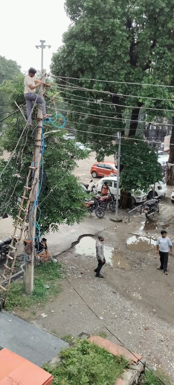 शहर के बाड़ी माजरा क्षेत्र में जलभराव के दौरान निकलते लोग। संवाद शहर के बाड़ी माजरा क्षेत्र में जलभराव के दौरान निकलते लोग। संवाद