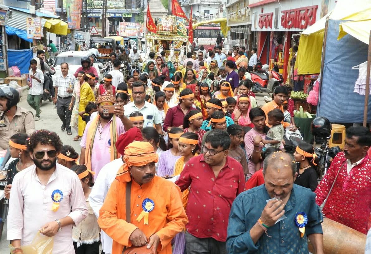 शहर के हनुमानगढ़ी मंदिर से निकली भव्य शोभायात्रा में शिव-पार्वती की आकर्षक झांकी। संवाद शहर के हनुमानगढ़ी मंदिर से निकली भव्य शोभायात्रा में शिव-पार्वती की आकर्षक झांकी। संवाद