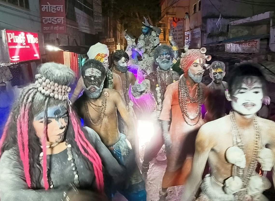 शिव बरात में शामिल भोले पार्वती की झांकी। संवाद
