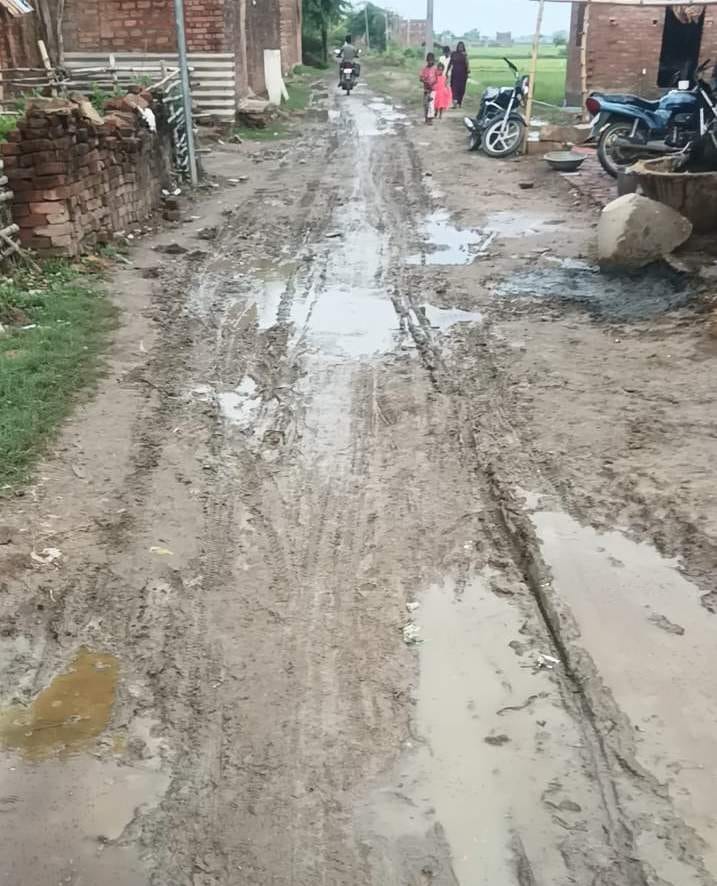 टांडाकला के चकरा में क्षतिग्रस्त सड़क। संवाद टांडाकला के चकरा में क्षतिग्रस्त सड़क। संवाद